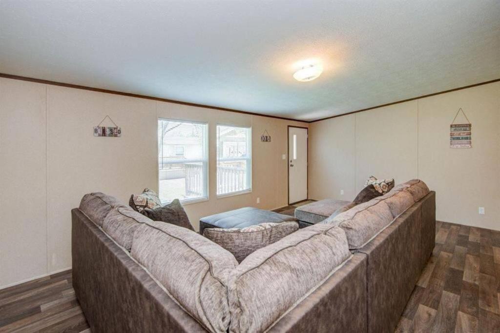 Seaside Serenity - Holiday Home Sleeps 10 Dickinson Bagian luar foto
